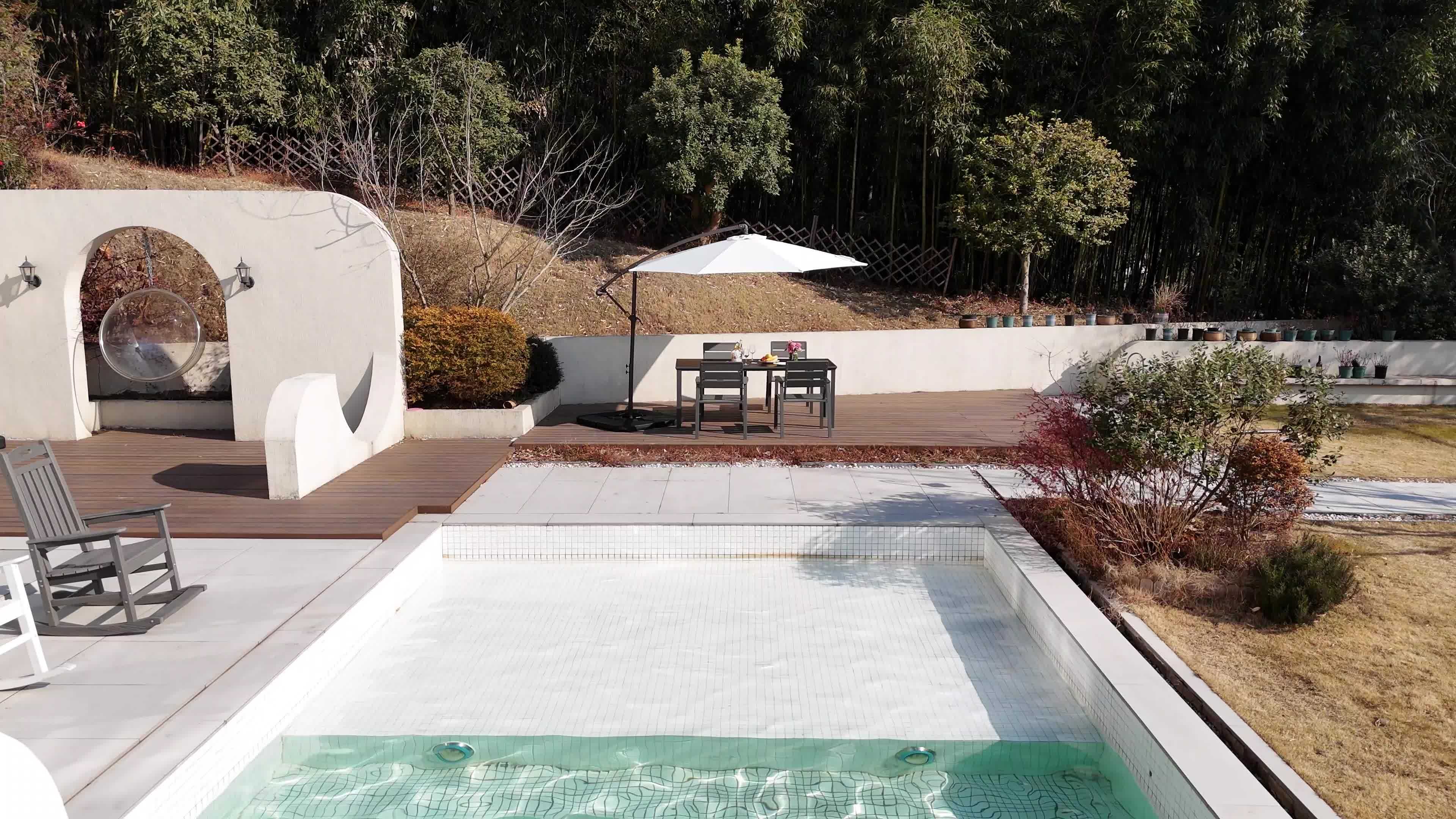 10-Foot Outdoor Patio Umbrella, Cantilever Style, Perfect for Gardens, Markets